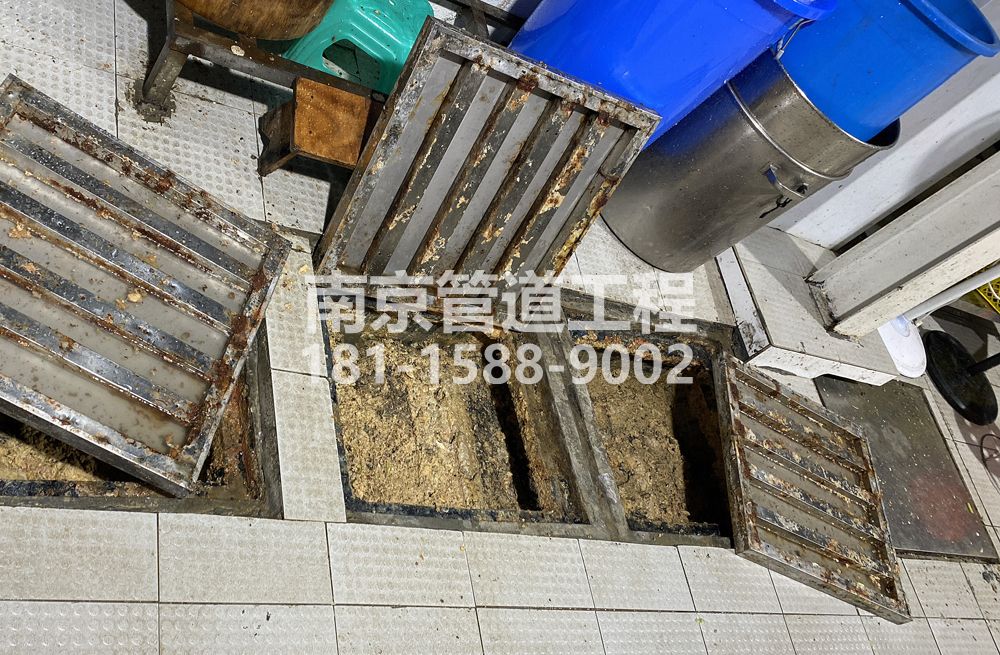 278龙池城管中队食堂隔油池清理